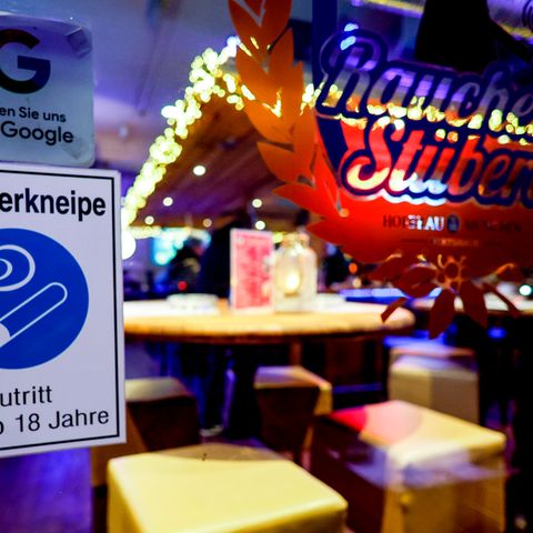 Am Eingang des Hofbräu Raucher Stüberl hängt eine Hinweis zur Alterbeschränkung