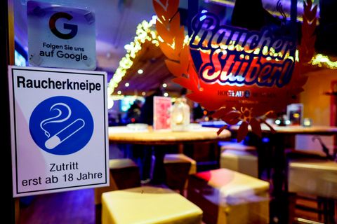 Am Eingang des Hofbräu Raucher Stüberl hängt eine Hinweis zur Alterbeschränkung