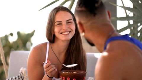 Lisa 2 darf mit dem Bachelor Müsli essen