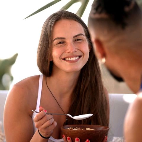 Lisa 2 darf mit dem Bachelor Müsli essen