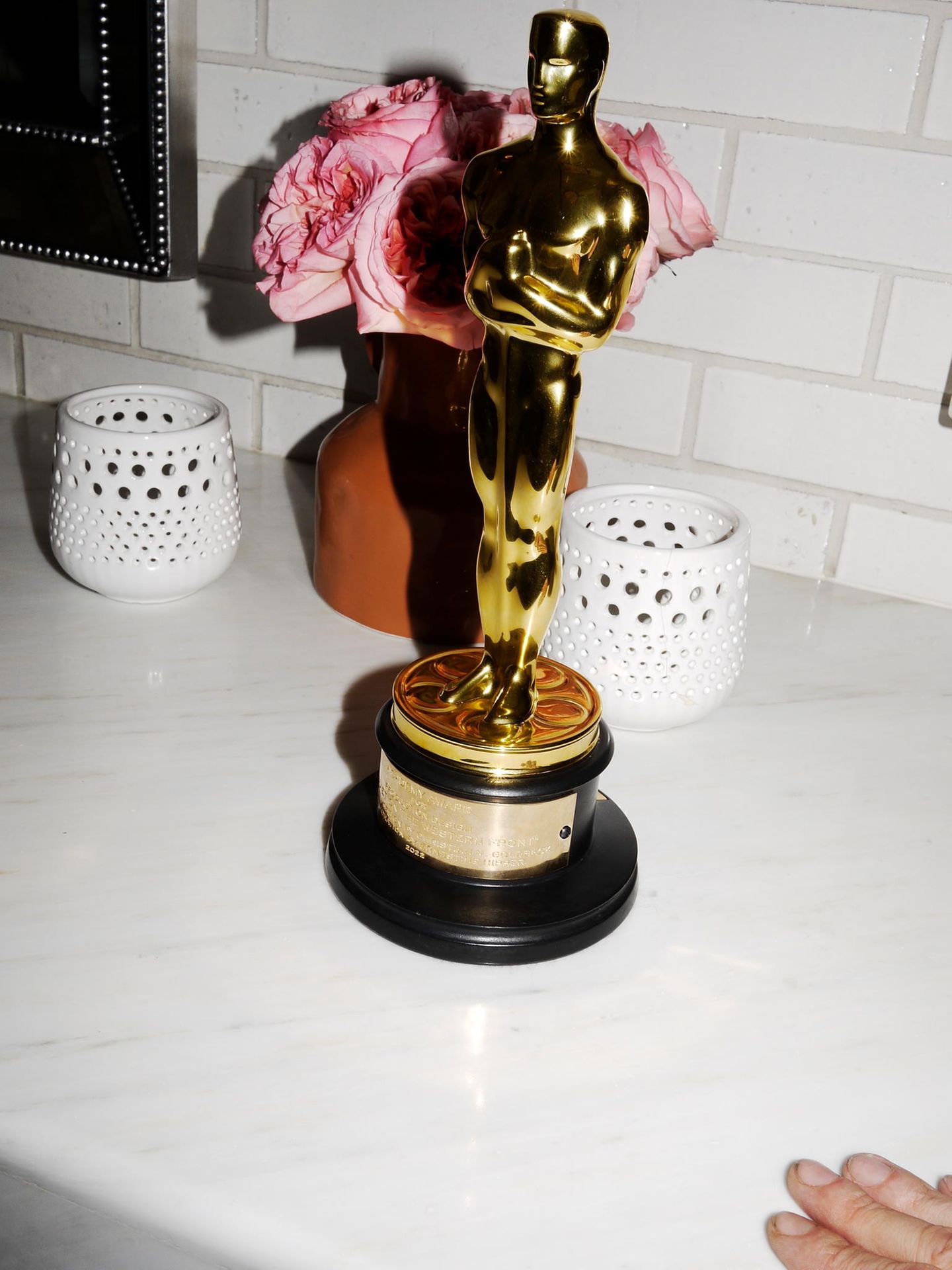 Eine Oscar-Statue im Badezimmer.