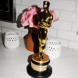 Eine Oscar-Statue im Badezimmer.