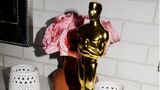Eine Oscar-Statue im Badezimmer.