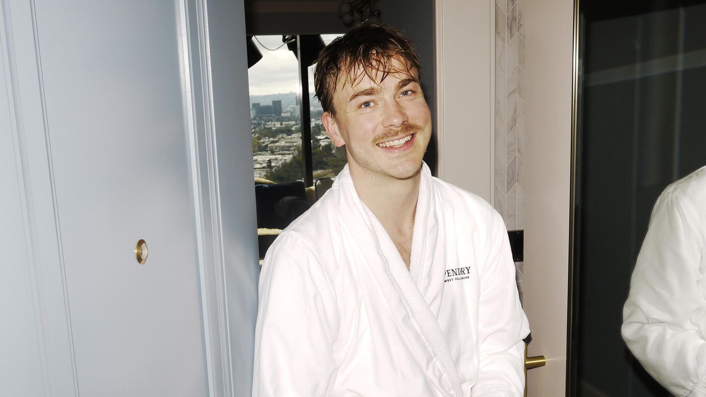 Schauspieler Albrecht Schuch im Hotel. 