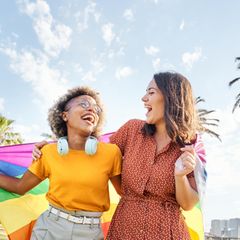 Mitglieder der LGBTQI+-Community reisen immer sicherer durch die Welt.