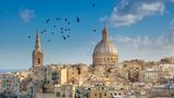 Am freiesten können Menschen der LGBTQI+-Community dem Ranking zufolge in Malta Urlaub machen. Mit stolzen 13 Punkten landet das Land an der Spitze. Am besten wurde das beliebte Reiseziel unweit von Italien für die Transgender-Rechte bewertet. 
