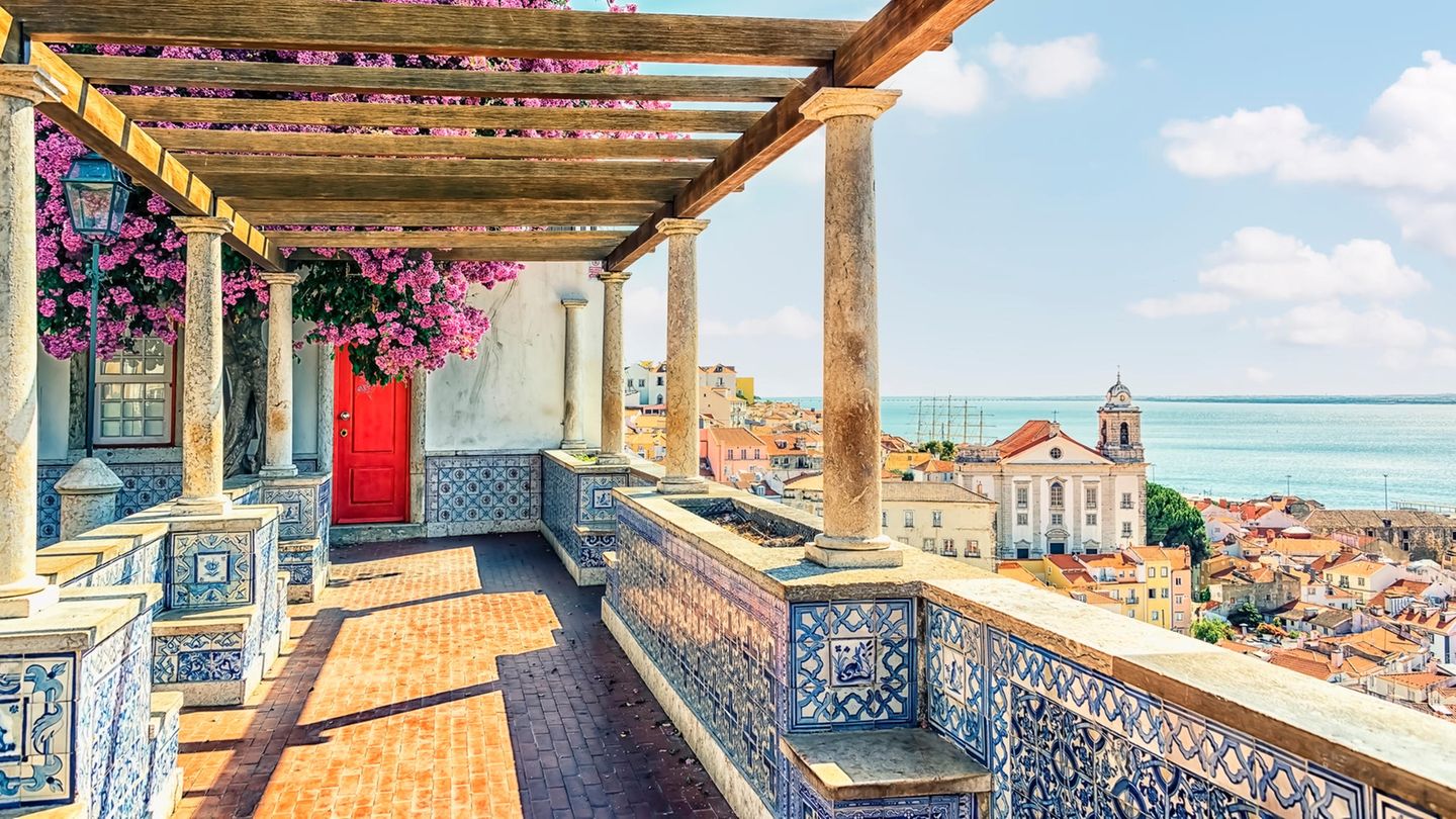 In Lissabon eine leckere Pastel de Nata essen oder sich vor der Algarve in Portugals Süden mit dem Surfbrett in die Wellen schmeißen – das alles ist für alle Menschen möglich, unabhängig davon, wen und wie sie lieben. Portugal landet deshalb auf Platz sieben des Rankings – und ist vor allem wegen dem offenen Umgang mit Transgender-Rechten und dem Engagement gegen Diskriminierung beliebt. 