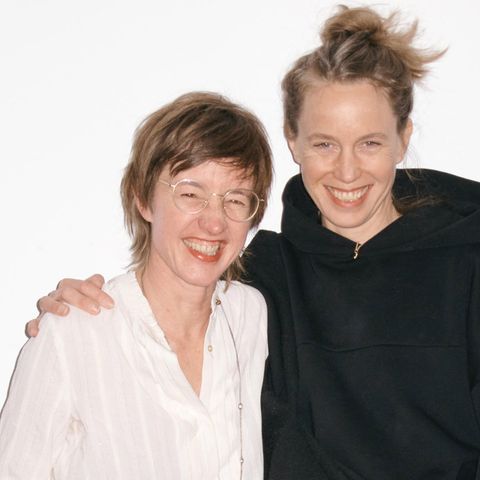 Marietta Schwarz (l.) und Katja Bigalke stehen vor einer Wand und lächeln