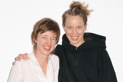 Marietta Schwarz (l.) und Katja Bigalke stehen vor einer Wand und lächeln