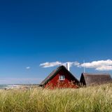 Eine einsame Hütte in den Dünen mit Blick aufs Meer, das ist ein typischer Dänemark-Urlaub. Und unser nördliches Nachbarland gilt auch bei der LGBTQI+-Community als sehr offen und tolerant. Nicht umsonst landet Dänemark auf Platz fünf. 