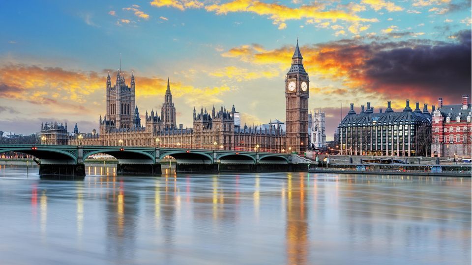 Platz 12: Großbritannien Schwule oder lesbische Menschen sind auch in Großbritannien gut aufgehoben. Das Land landet auf Platz 12. Am besten kommt das Antidiskriminierungs-Engagement an, während das Fehlen der "Divers"-Option für Punktabzug sorgt.
