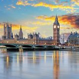 Schwule oder lesbische Menschen sind auch in Großbritannien gut aufgehoben. Das Land landet auf Platz 12. Am besten kommt das Antidiskriminierungs-Engagement an, während das Fehlen der "Divers"-Option für Punktabzug sorgt. 