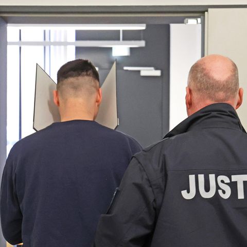 Der Angeklagte (l.) wird mit verdecktem Gesicht in den Gerichtssaal geführt. Jetzt geht er lebenslänglich in Gefänginis Der Angeklagte (l.) wird mit verdecktem Gesicht in den Gerichtssaal geführt. Jetzt geht er lebenslänglich in Gefänginis