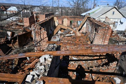 Ein zerstörtes Haus durch russischen Beschuss in der Region Charkiw