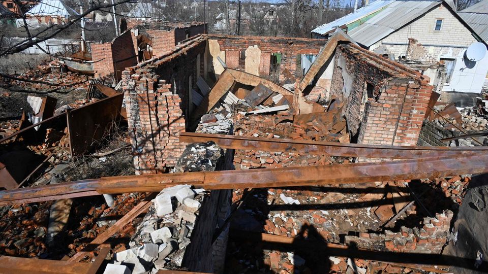 Ein zerstörtes Haus durch russischen Beschuss in der Region Charkiw