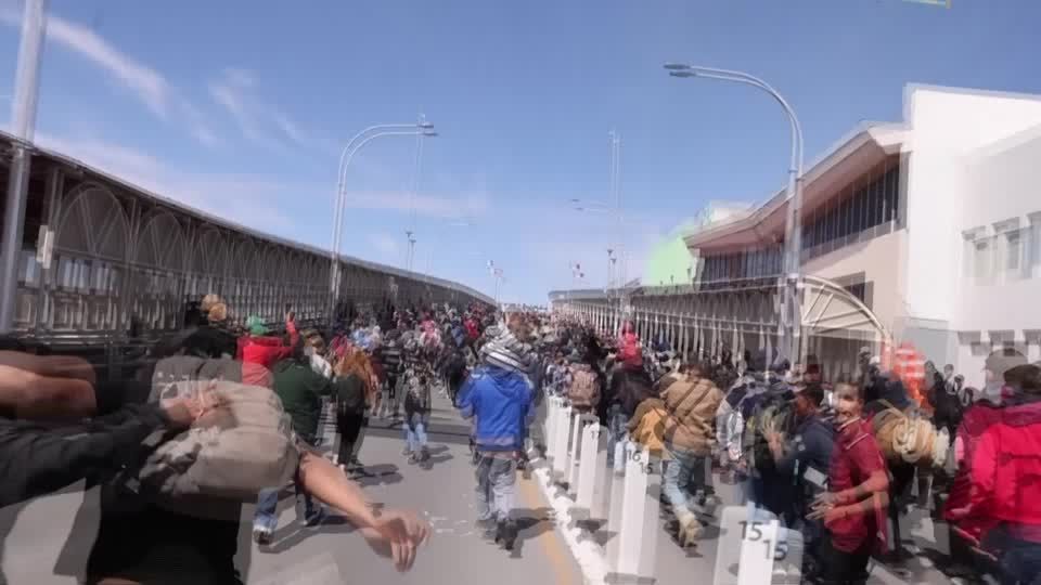 Video: Mexiko: Wütende Migranten stürmen in Richtung USA