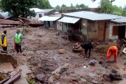 Schlamm vor kleinen Häusern, nachdem Zyklon "Freddy" in der Region getobt hat