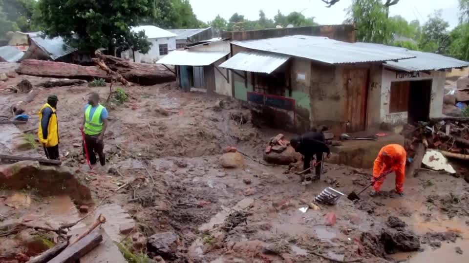Schlamm vor kleinen Häusern, nachdem Zyklon "Freddy" in der Region getobt hat
