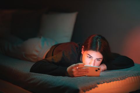 Mädchen mit Smartphne