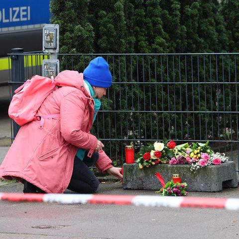 Blumen und Kerzen am Tatort