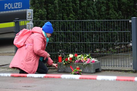 Blumen und Kerzen am Tatort