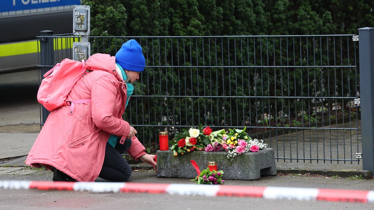 Blumen und Kerzen am Tatort
