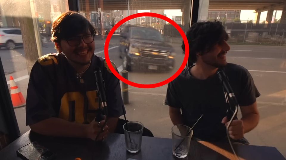 Mega-Schrecken im Video: Auto kracht in überfülltes Café