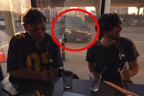 Mega-Schreck im Video: Auto kracht in vollbesetztes Café