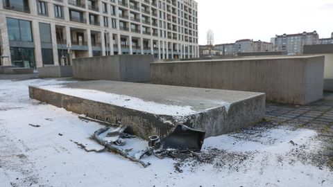 Berlin: Trümmerteile des Autos, das gegen das Holocaust-Denkmals gefahren war, liegen am Unfallort.