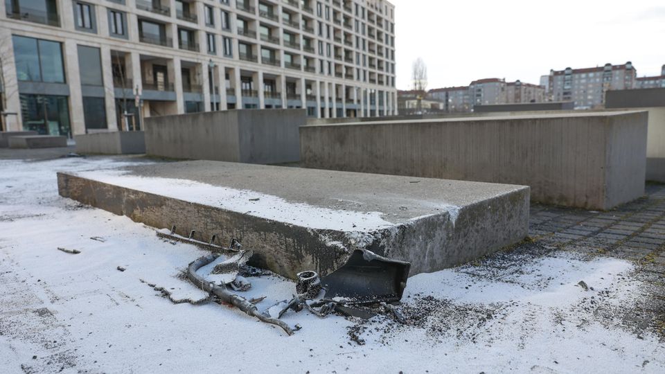 Berlin: Trümmerteile des Autos, das gegen das Holocaust-Denkmals gefahren war, liegen am Unfallort.