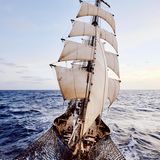 Segeln: Die Roald Amundsen zum Sonnenaufgang
