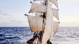 Segeln: Die Roald Amundsen zum Sonnenaufgang