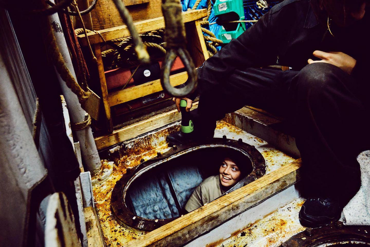 Nora schaut aus der Bootsmannslast, die von Wasser befreit werden musste