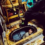 Nora schaut aus der Bootsmannslast, die von Wasser befreit werden musste