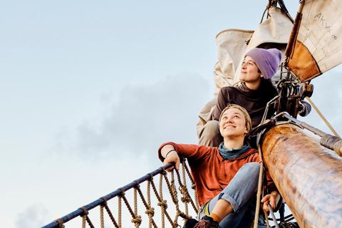 Segeln: Anna und Irma genießen den Sonnenaufgang auf dem Klüverbaum