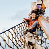 Segeln: Anna und Irma genießen den Sonnenaufgang auf dem Klüverbaum