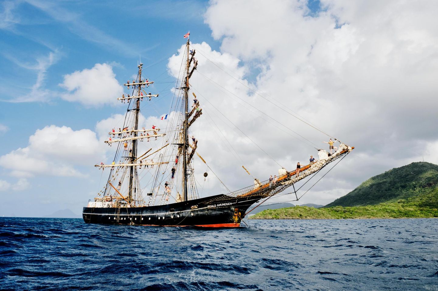 Die Roald Amundsen mit 47 Seefrauen