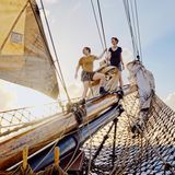 Autorin Jessica Benjatschek und Fotografin Verena Brüning auf dem Klüverbaum