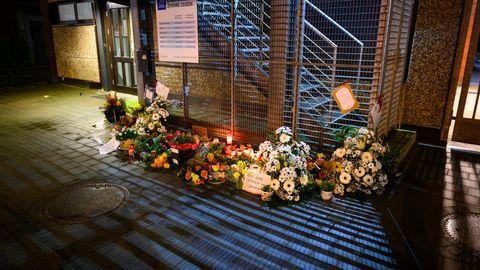 Trauernde haben nach dem Amoklauf mit acht Toten in Hamburg Blumen niedergelegt und Kerzen entzündet