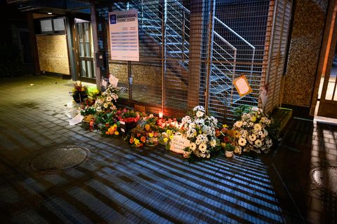 Trauernde haben nach dem Amoklauf mit acht Toten in Hamburg Blumen niedergelegt und Kerzen entzündet