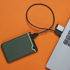 Deals des Tages: Eine externe SSD ist mit einem Laptop verbunden