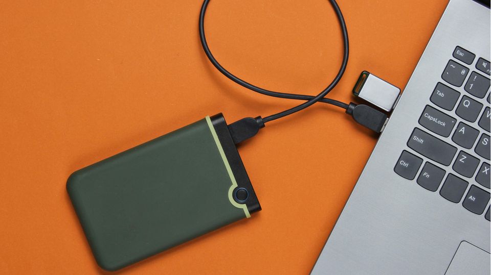 Deals des Tages: Eine externe SSD ist mit einem Laptop verbunden