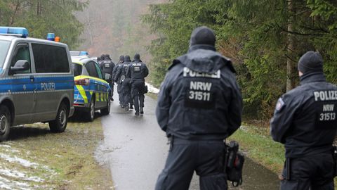 Polizeibeamte in der Nähe des Fundorts des Leichnams der zwölfjährigen Luise aus Freudenberg