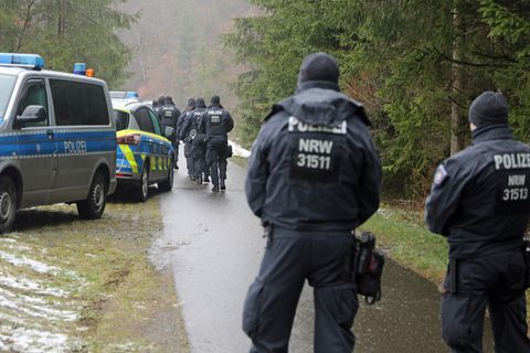 Polizeibeamte in der Nähe des Fundorts des Leichnams der zwölfjährigen Luise aus Freudenberg