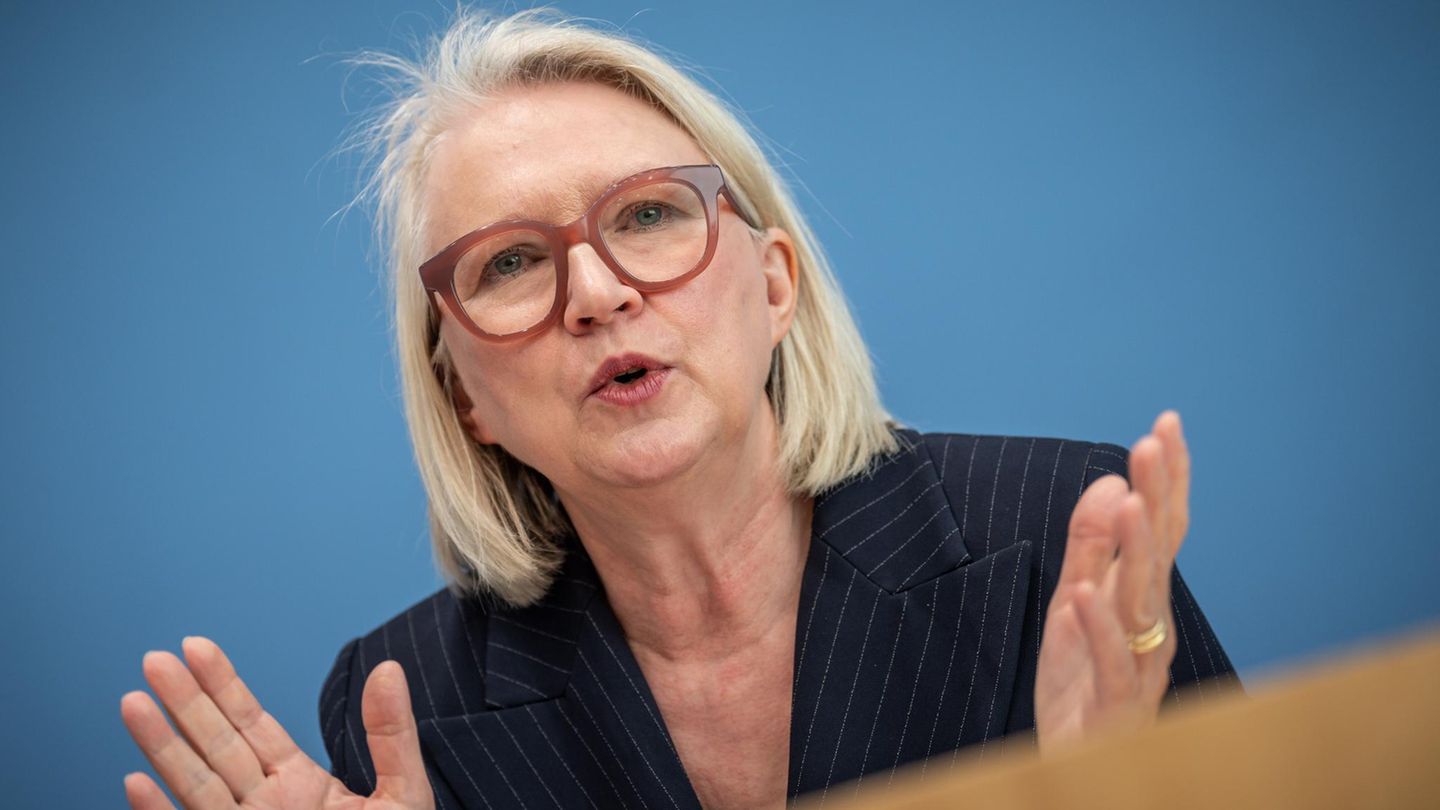 Wirtschaftsweise Monika Schnitzer spricht auf einer Pressekonferenz