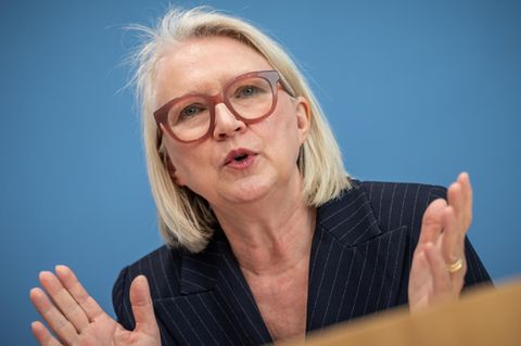 Wirtschaftsweise Monika Schnitzer spricht auf einer Pressekonferenz