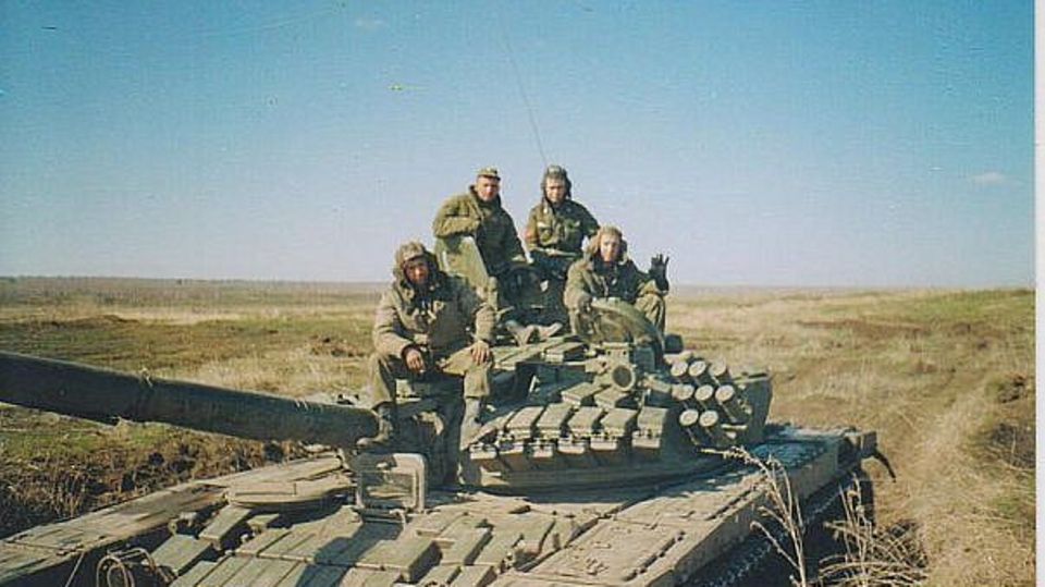 Juri Gagarin mit Kameraden auf einem sowjetischen Panzer