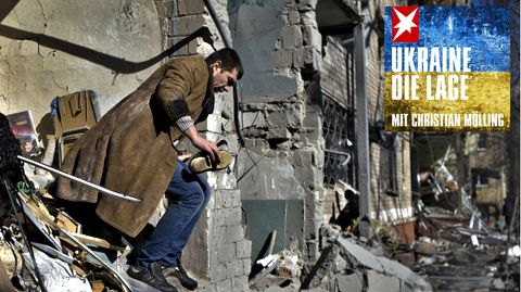 Ein Bewohner klettert aus einem Haus in Kramatorsk, das von russischen Geschossen zerstört wurde