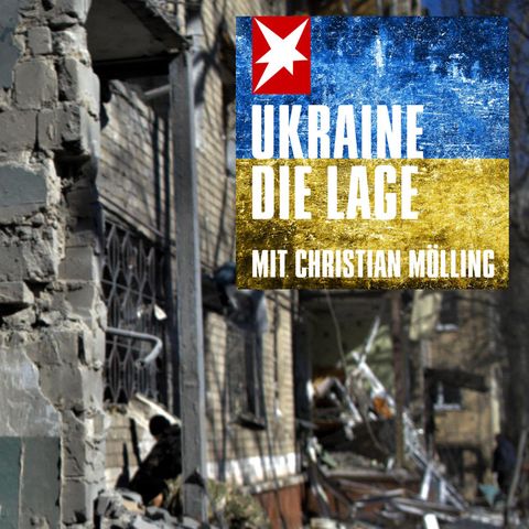 Ein Bewohner klettert aus einem Haus in Kramatorsk, das von russischen Geschossen zerstört wurde