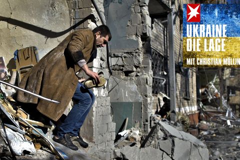 Ein Bewohner klettert aus einem Haus in Kramatorsk, das von russischen Geschossen zerstört wurde